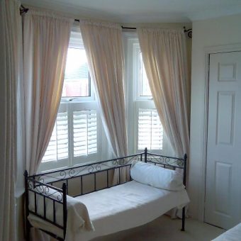 Half window shutters uk example - cafe style shutters in bedroom